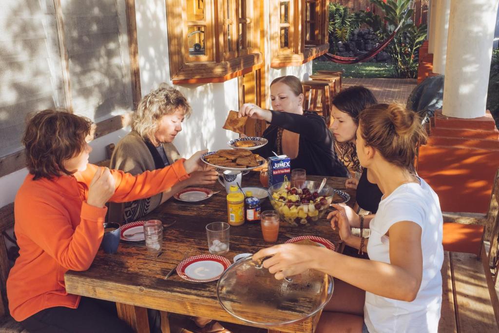 Un gruppo di persone seduti intorno a un tavolo che mangiano cibo di Spanish by the River - Boquete a Boquete