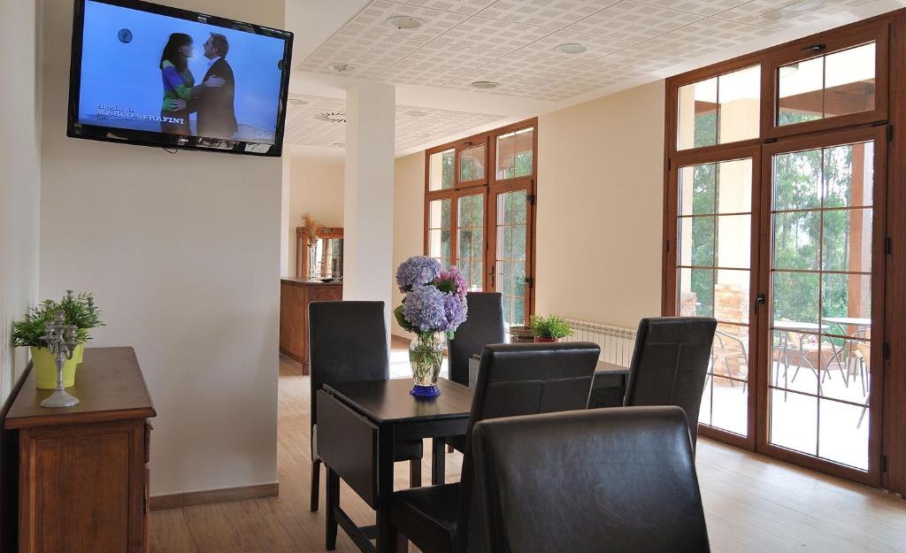 Телевизор и/или развлекательный центр в Hotel Rural Playa de Aguilar
