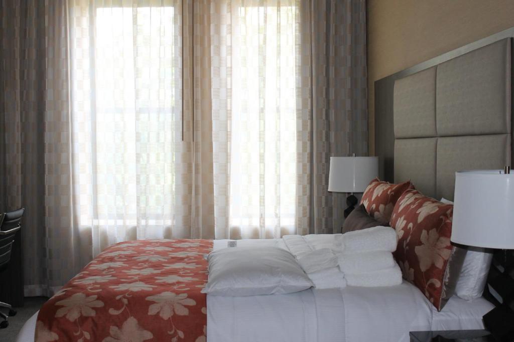 Postel nebo postele na pokoji v ubytování Opera House Hotel