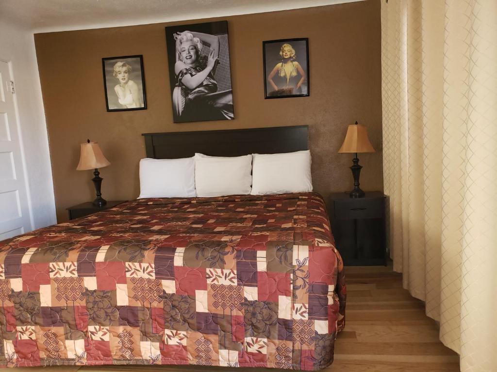 Postel nebo postele na pokoji v ubytování Deluxe Inn