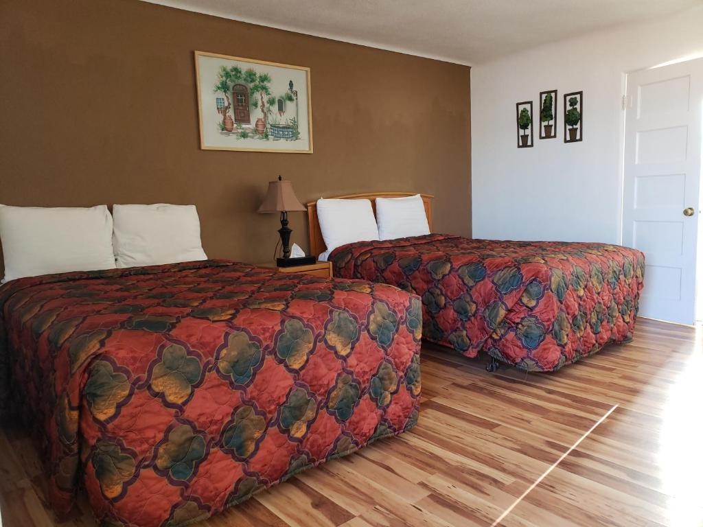 Postel nebo postele na pokoji v ubytování Deluxe Inn