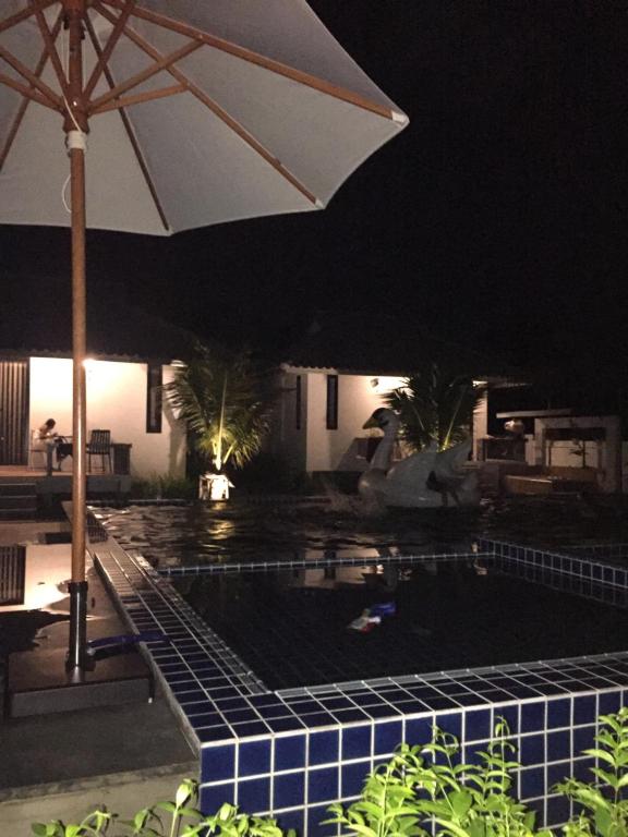 Bazén v ubytování Bulan Villa rayong nebo v jeho okolí