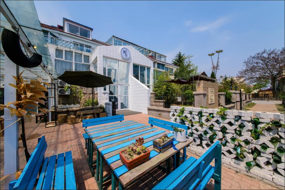 a group of blue benches sitting on a patio at Qingdao Proud House Villa in Qingdao