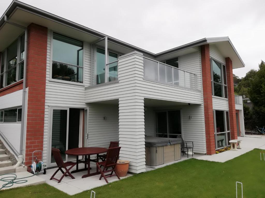 Cette maison dispose d'une terrasse et d'une table. dans l'établissement Whaka Heights, à Christchurch