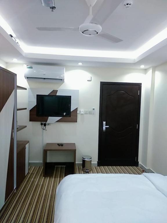 TV a/nebo společenská místnost v ubytování F & H Hotel