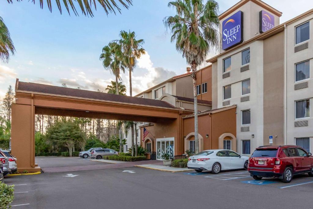 hotel z samochodami zaparkowanymi na parkingu w obiekcie Sleep Inn near Busch Gardens - USF w mieście Tampa