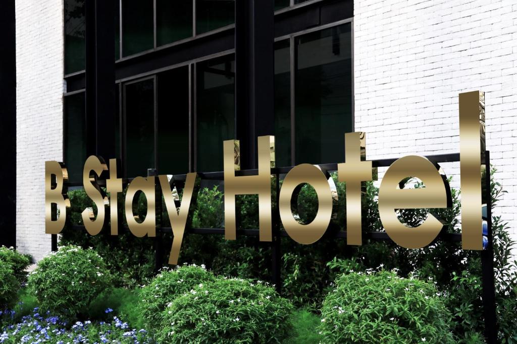 una señal frente a un edificio en B Stay Hotel - SHA Plus Certified en Bangkok