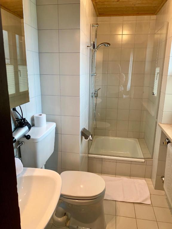 A bathroom at Pension Jaga Hias