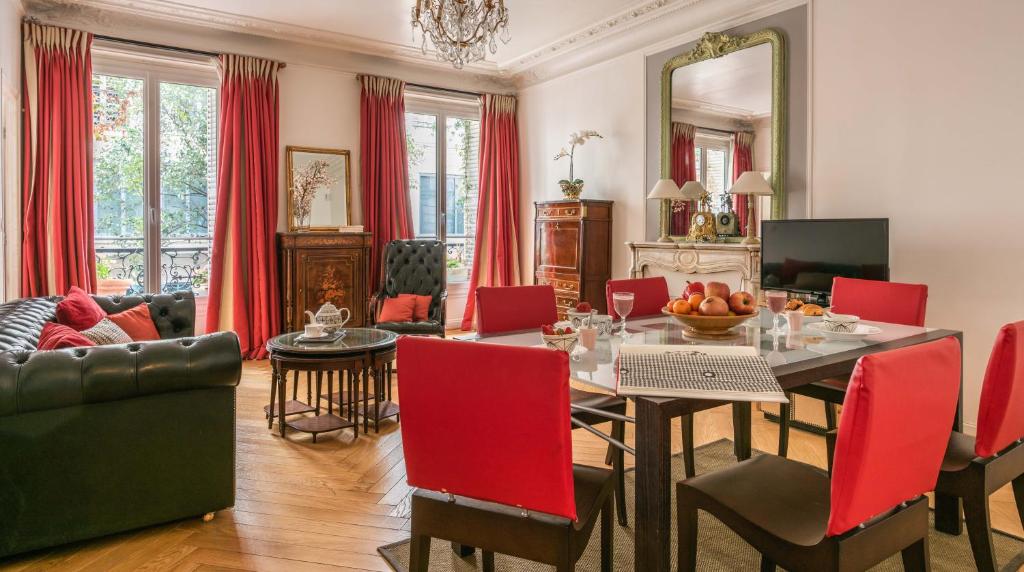 パリにあるパリ ヒストリック マレ モントルグイユのダイニングルーム(テーブル、赤い椅子付)