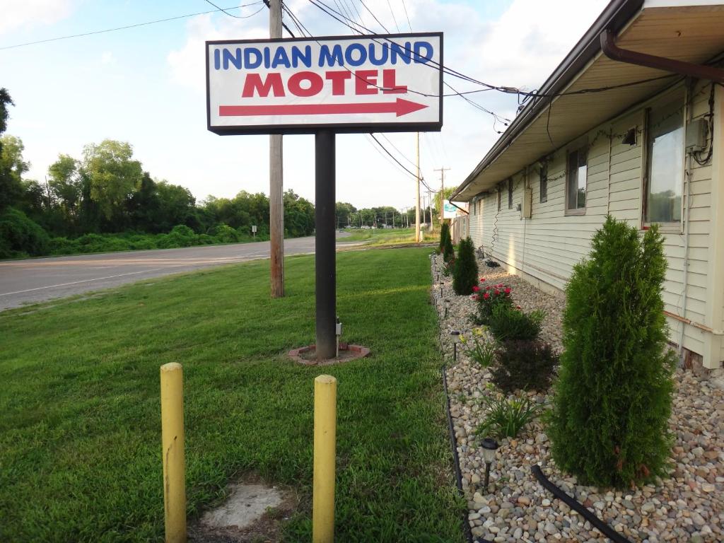 un cartello di un motel indiano di fronte a un edificio di Indian Mound Motel a Fairmont City