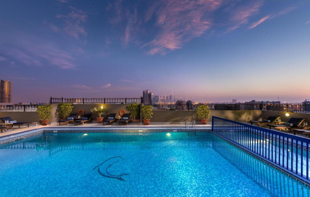 A piscina localizada em Savoy Central Hotel Apartments ou nos arredores