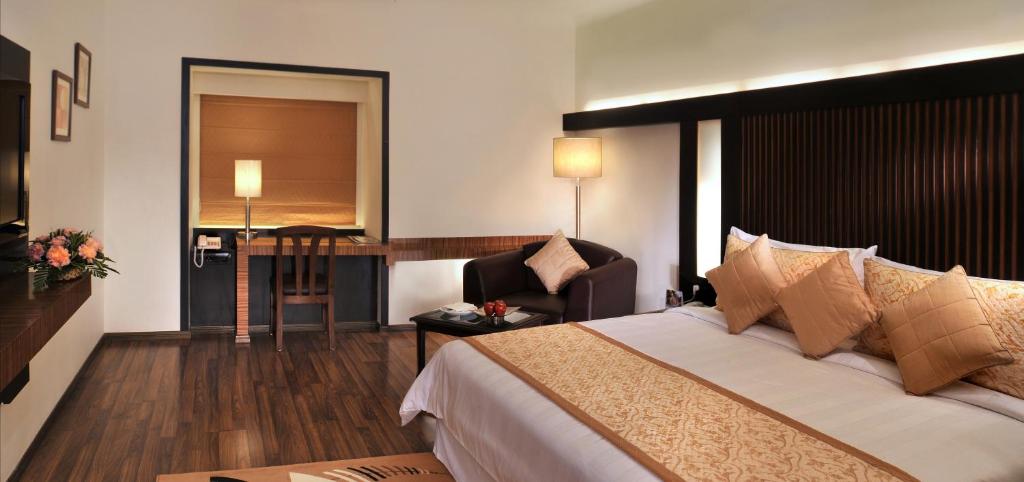 A bed or beds in a room at Fortune Inn Haveli, Gandhinagar - Member ITC's Hotel Group