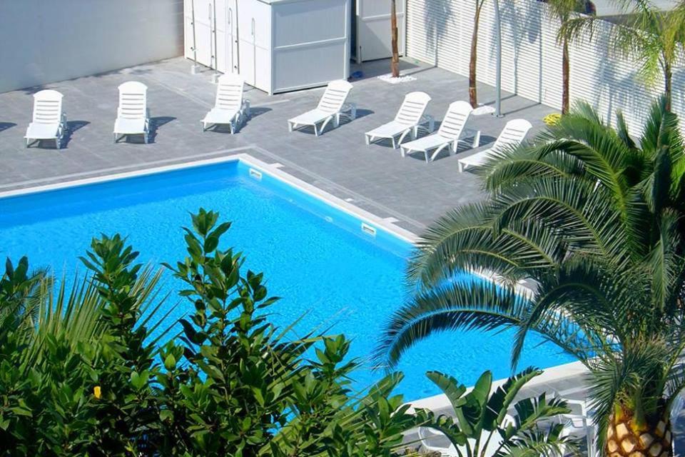 Bazén v ubytování Hotel La Terrazza nebo v jeho okolí