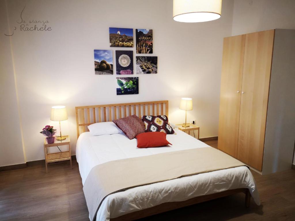 1 dormitorio con 1 cama grande con sábanas y almohadas blancas en La Stanza di Rachele, en Nápoles