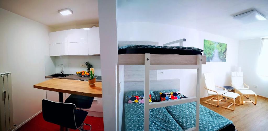 Katil dua tingkat atau katil-katil dua tingkat dalam bilik di M&J's apartment in the centre of Ljubljana