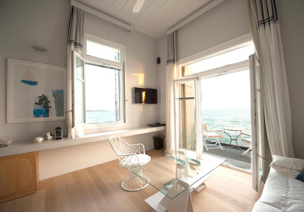 Posezení v ubytování Dexamenes Seaside Hotel