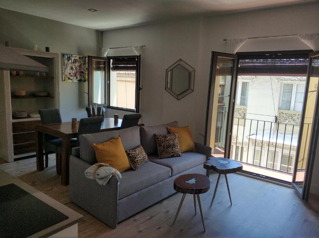 a living room with a couch and a table at VIVIENDA ÚBEDA REAL in Úbeda