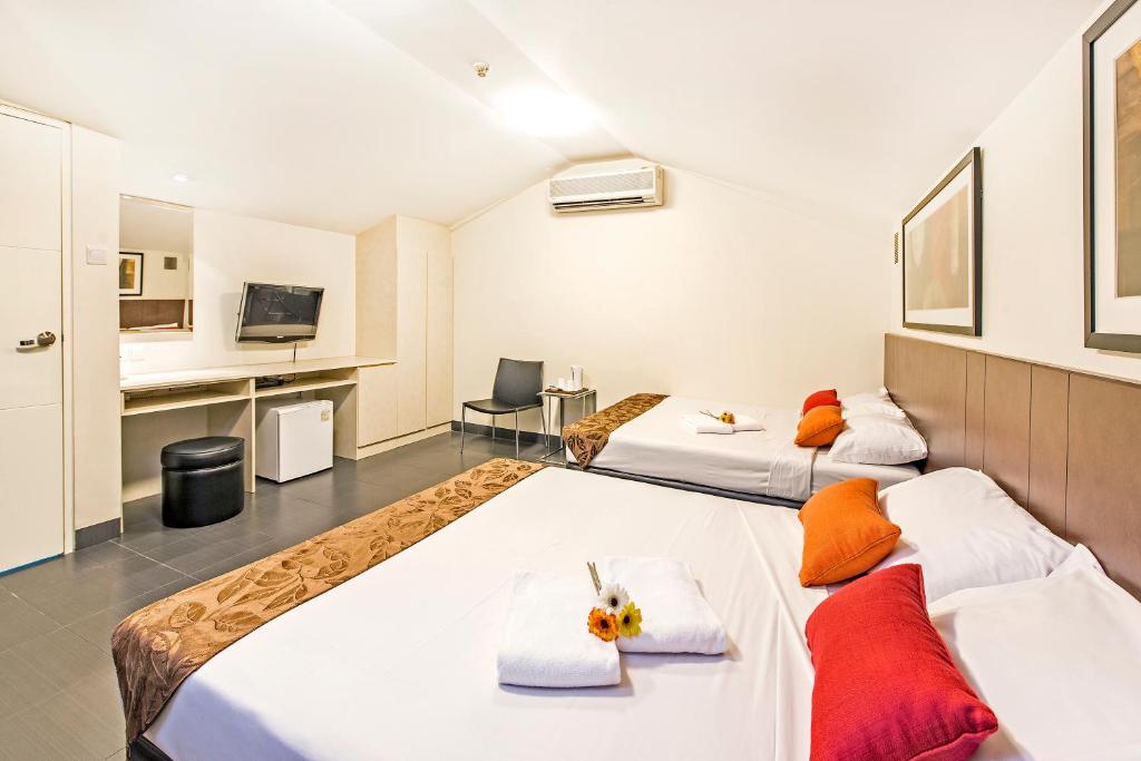 Habitación de hotel con 2 camas y TV en Hotel 81 Selegie, en Singapur