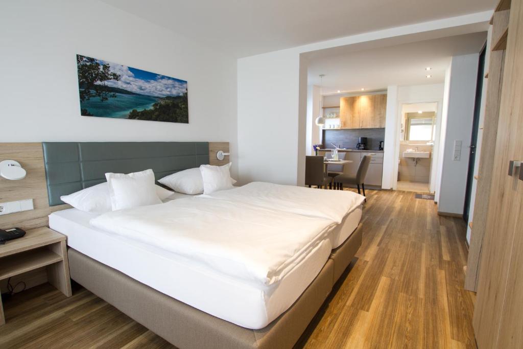 Postel nebo postele na pokoji v ubytování Hotel Seepark Garni