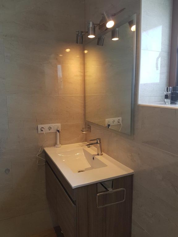 W łazience znajduje się umywalka i lustro. w obiekcie Villa Sellares w mieście Mojácar