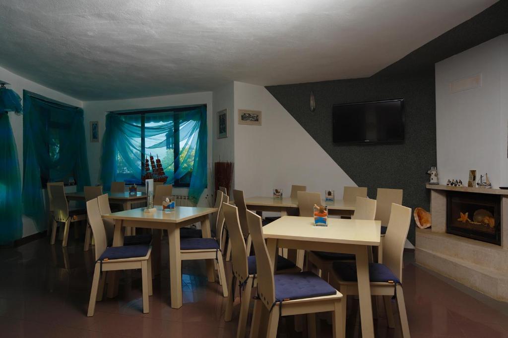 TV a/nebo společenská místnost v ubytování Elmar Hotel