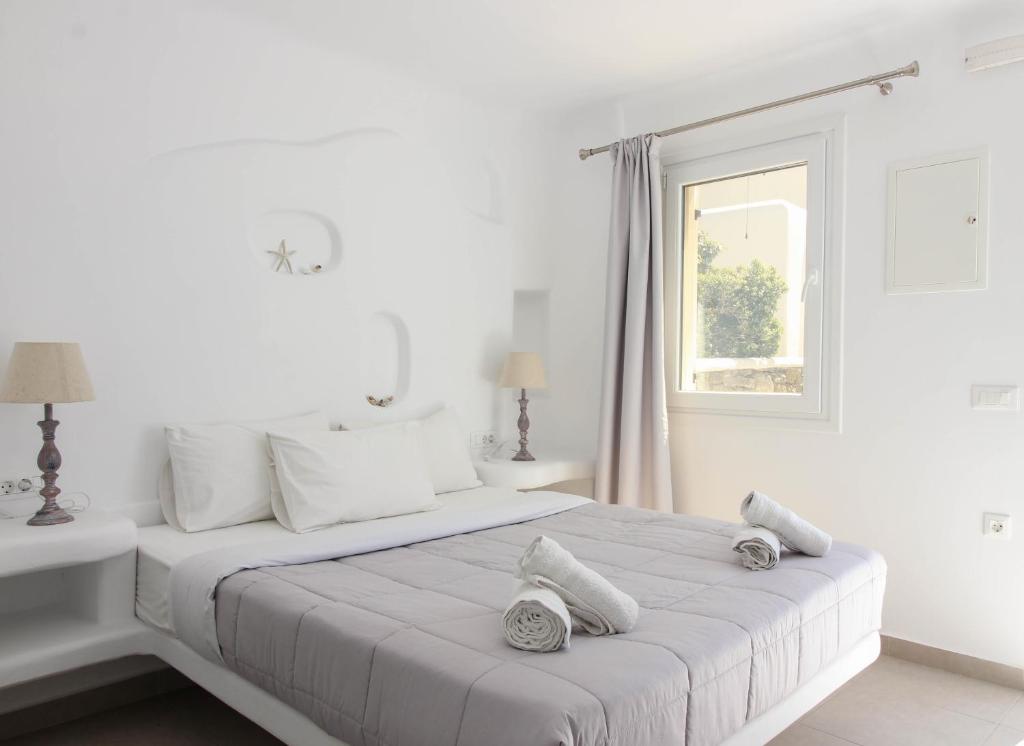 A bed or beds in a room at Sea & Stone Residence Mykonos