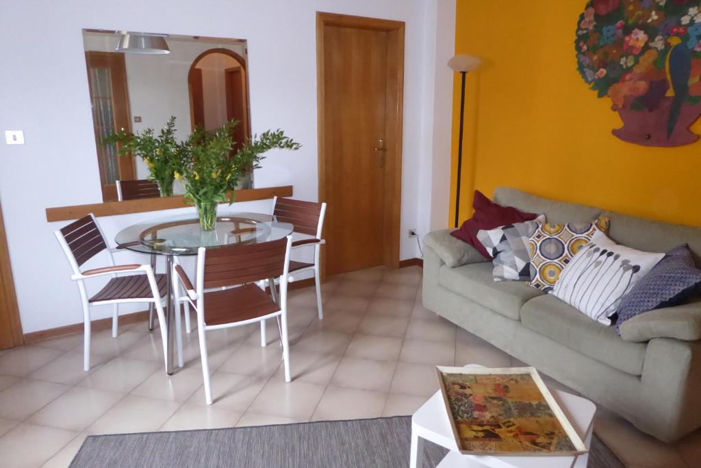 sala de estar con sofá y mesa en CASAMILA, en Gorizia