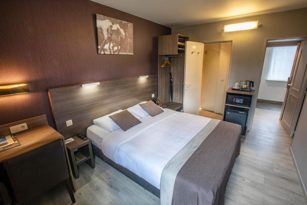 Postel nebo postele na pokoji v ubytování Hotel Auberge St. Pol