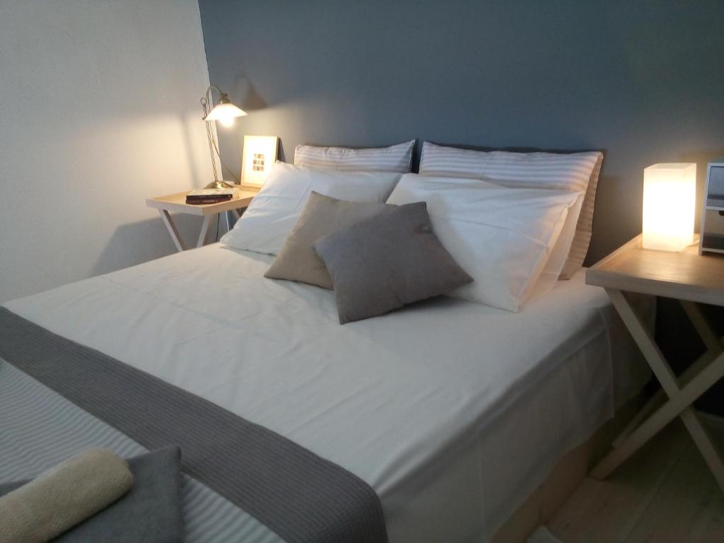 Postel nebo postele na pokoji v ubytování Plori House