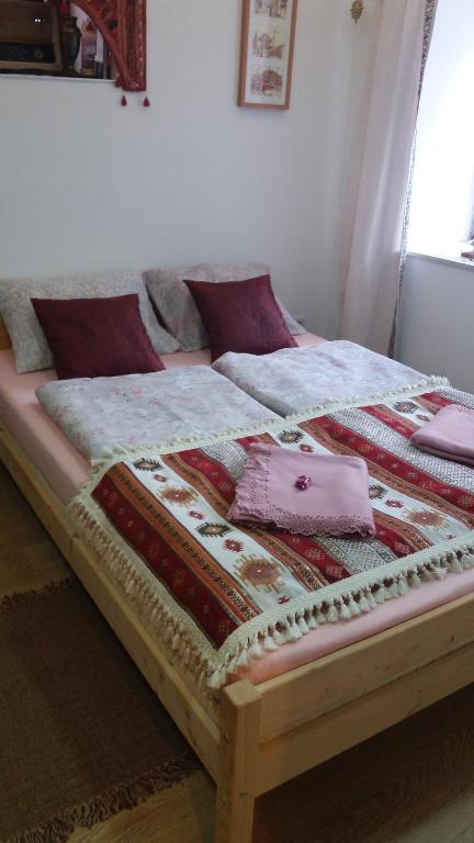Bett mit einer Decke auf dem Zimmer in der Unterkunft Apartments Vratnik in Sarajevo