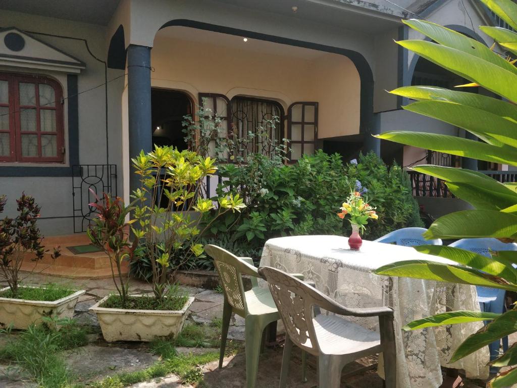 einen Tisch und Stühle vor einem Haus in der Unterkunft Koito-House calangute guest house in Calangute