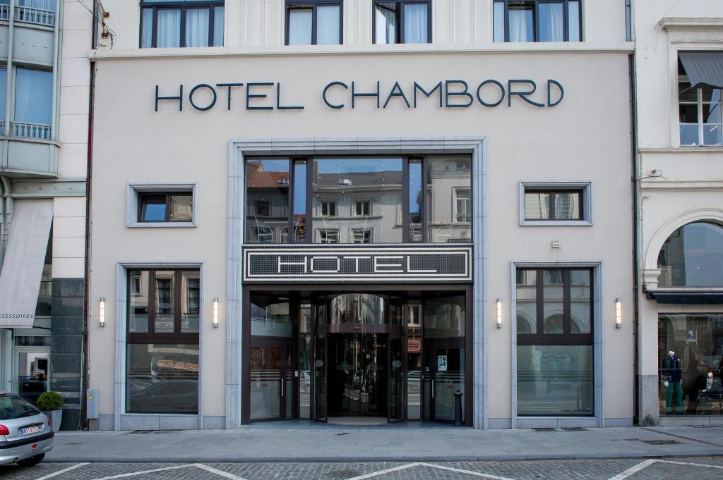 een hotelgebouw met de deur open bij Hotel Chambord in Brussel