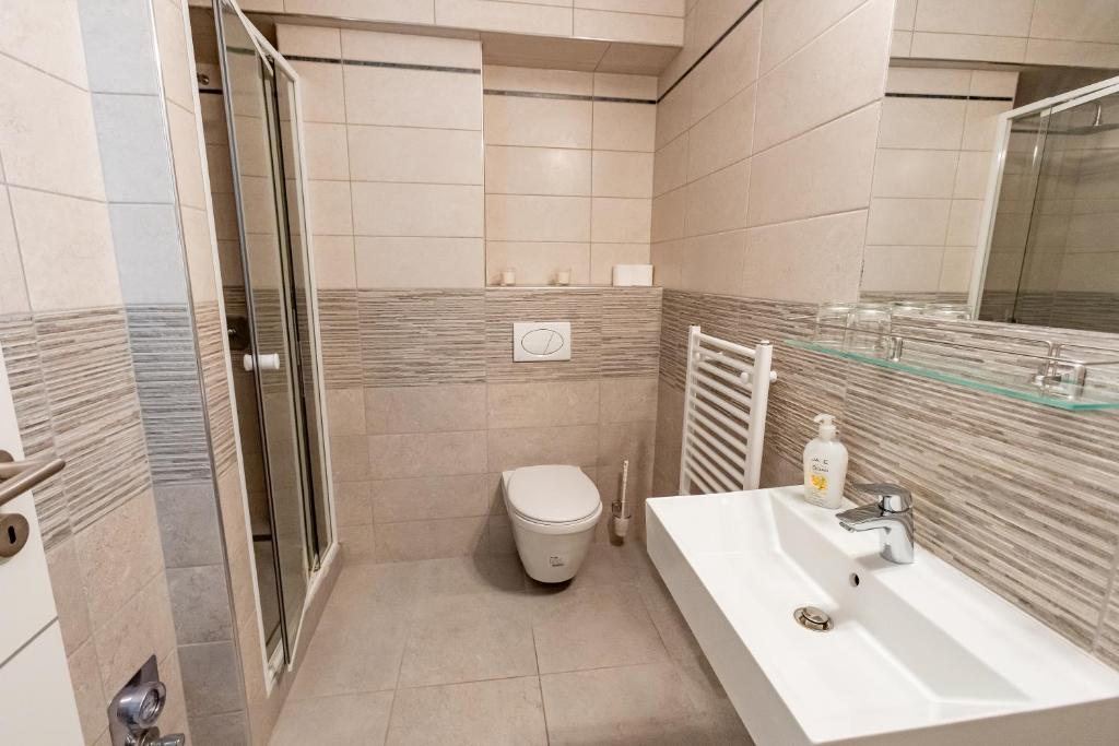 Budapest Griffin Guest House - Standard King Room