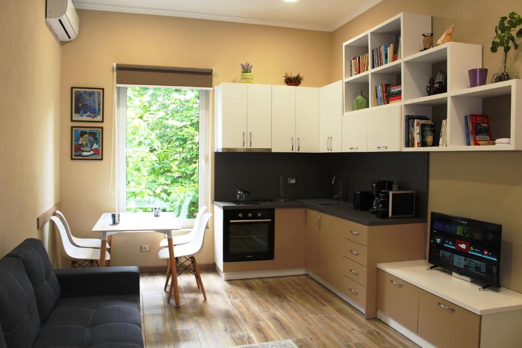 kuchnia i salon z kanapą i stołem w obiekcie 2V1 - Blloku MAC w Tiranie