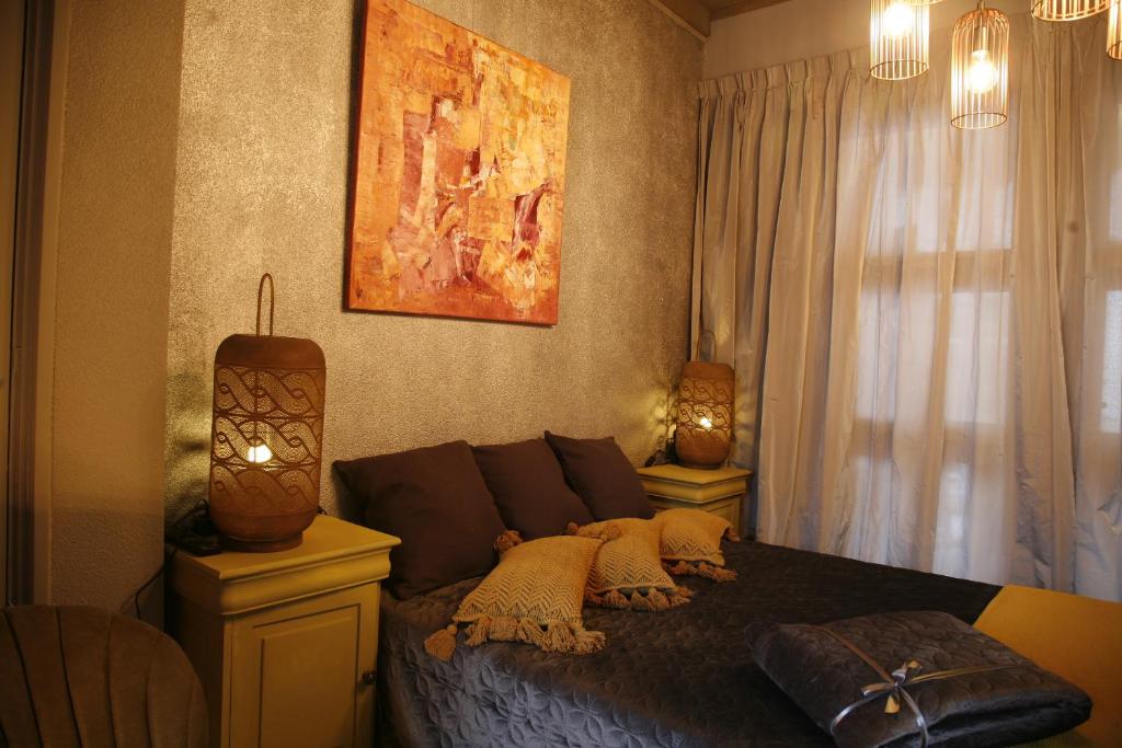 um quarto com uma cama com almofadas em DownTown46 em Bergen op Zoom