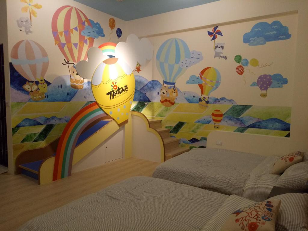台東市的住宿－北歐森林館，一间卧室配有热气球壁画