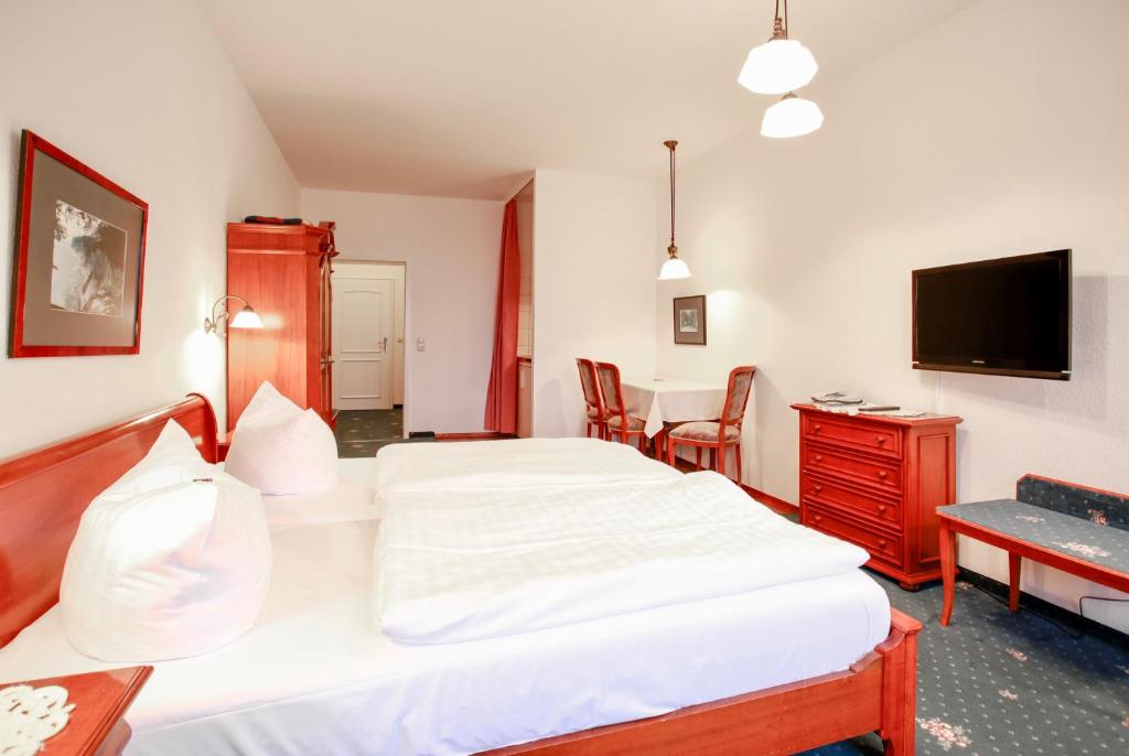 Postel nebo postele na pokoji v ubytování Hotel Stranddistel Rügen