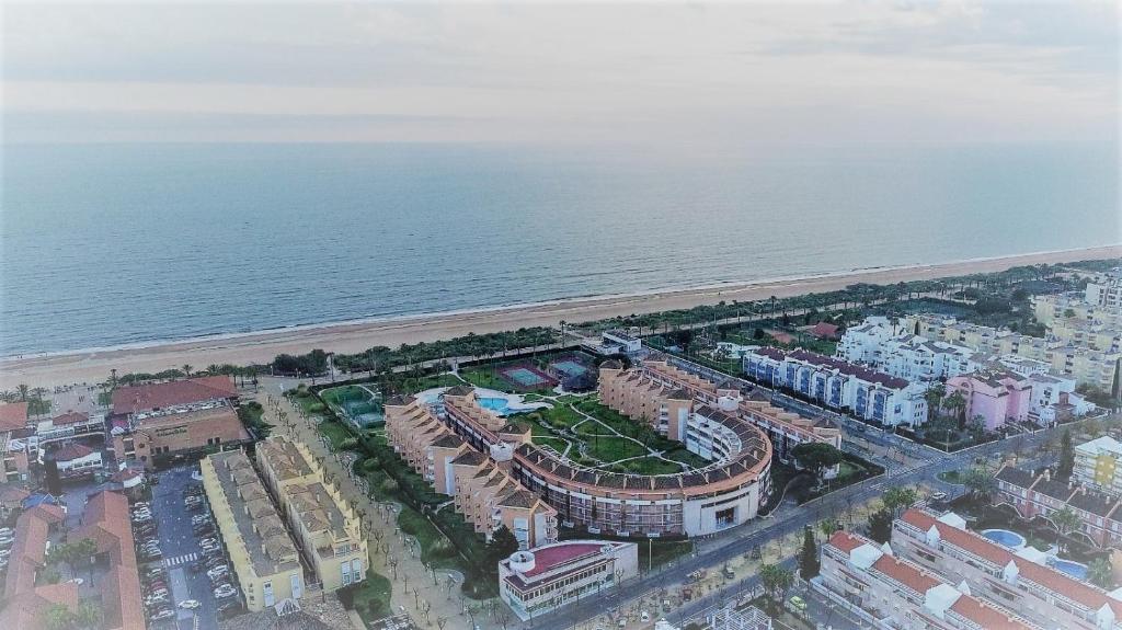 una vista aérea de una ciudad junto al océano en Islantur Las Américas, en Islantilla