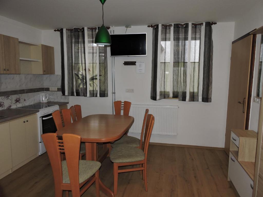 Kuchyň nebo kuchyňský kout v ubytování Apartments Gubanec