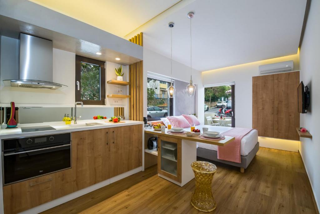 een keuken met een wastafel en een tafel in een kamer bij Nest of Marmel Luxury Studio in Chania
