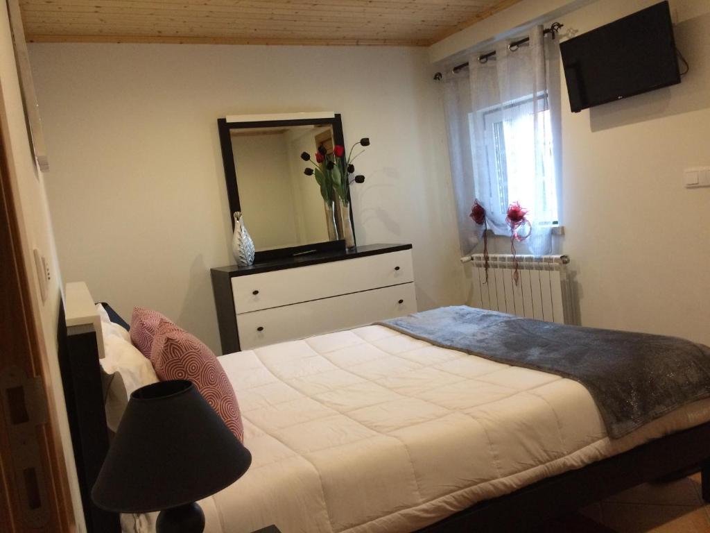 Uma cama ou camas num quarto em Alojamento Pelourinho