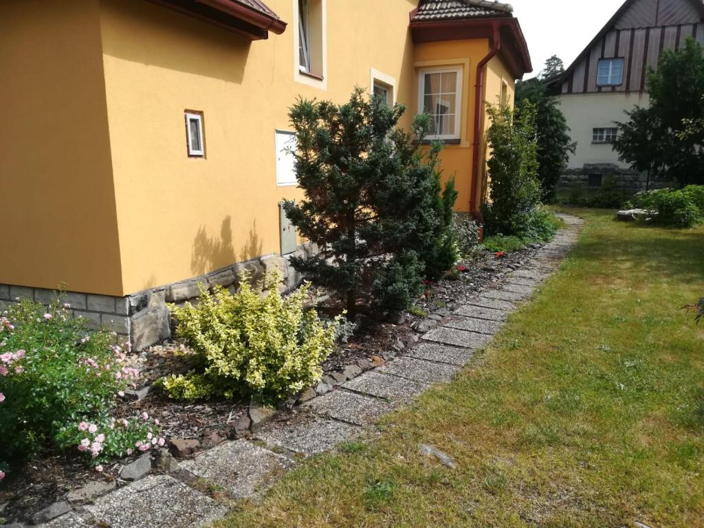 a garden in front of a house at Apartmán Marta in Staré Splavy