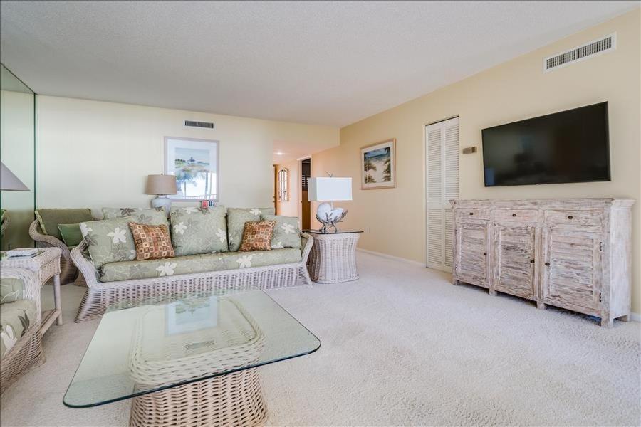 uma sala de estar com um sofá e uma televisão de ecrã plano em Sea Oats 336 Condo em Boca Grande