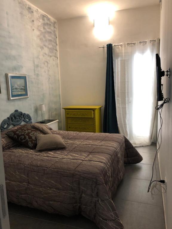 een slaapkamer met een bed en een raam bij Casa vacanze Santa Lucia in Porto Cesareo