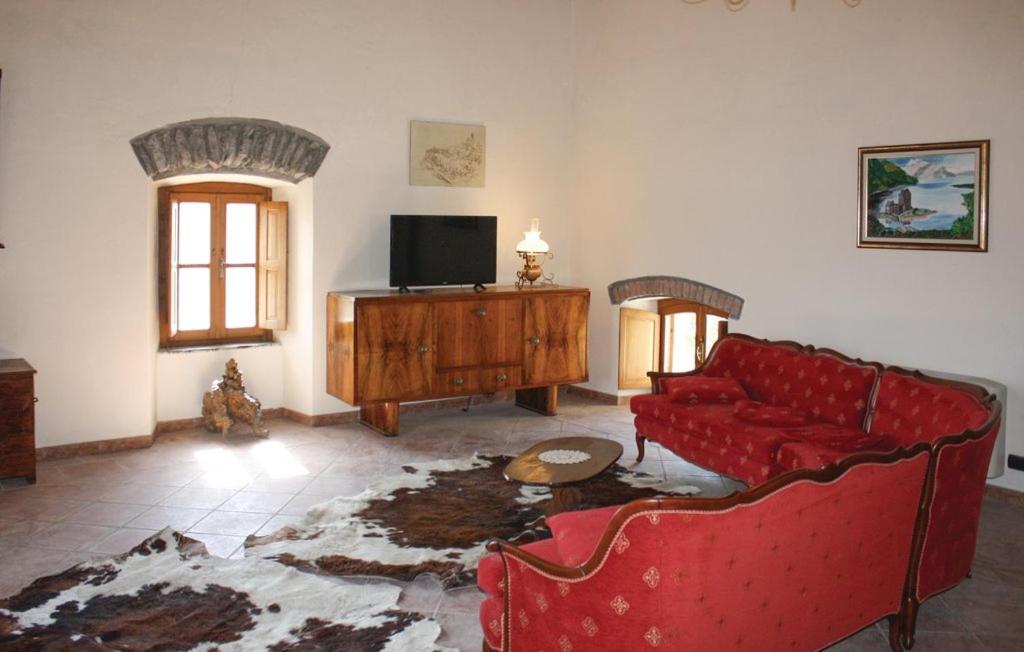 Televízia a/alebo spoločenská miestnosť v ubytovaní Agriturismo Il Bardellino