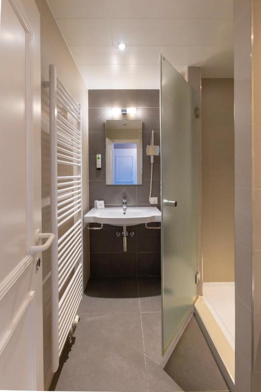 Koupelna v ubytování Hotel Auberge St. Pol