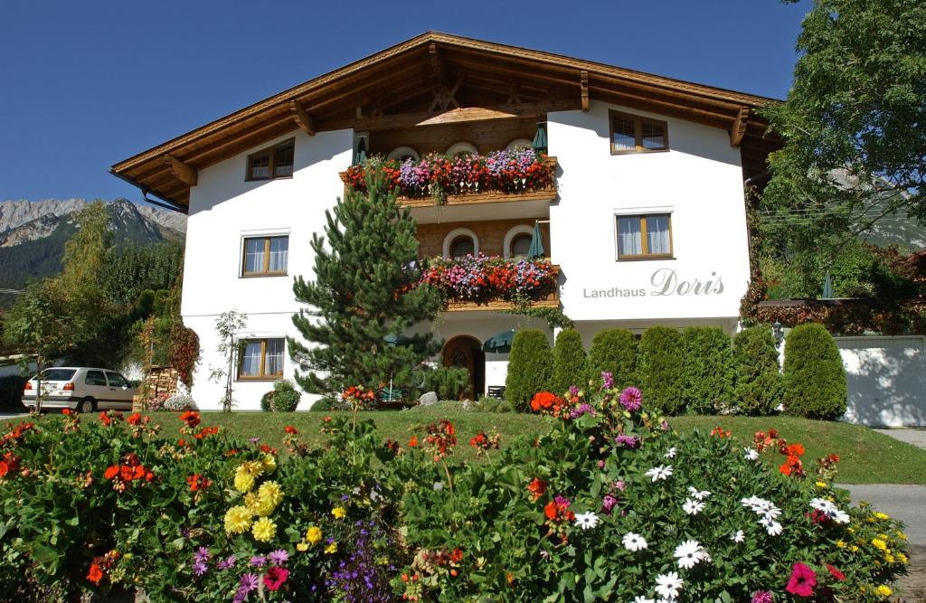 un edificio con flores delante en Landhaus Doris, en Leutasch