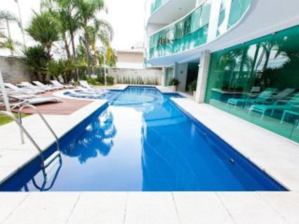 una piscina de agua azul frente a un edificio en Excelente apartamento beira mar en Río de Janeiro
