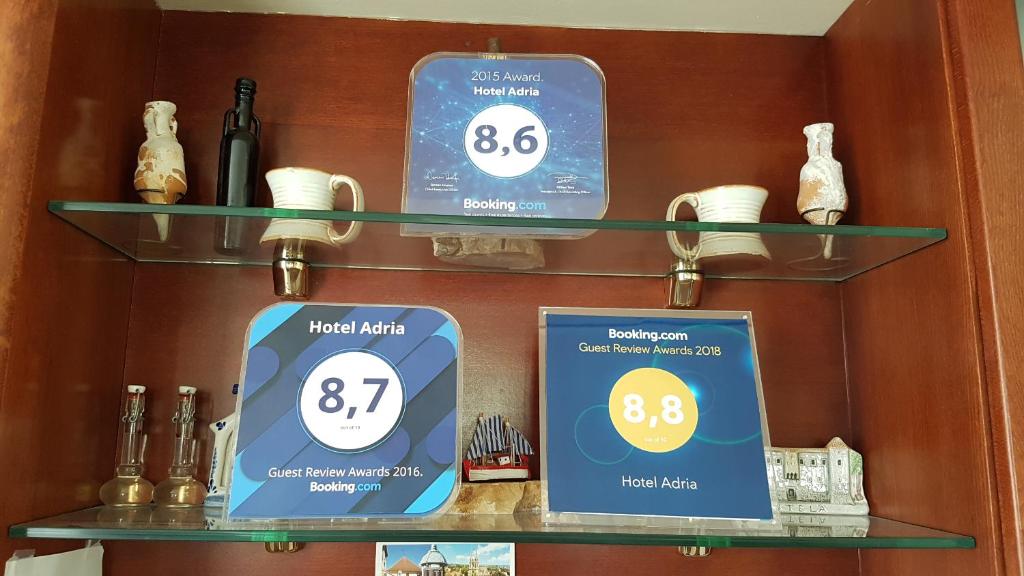 Certificato, attestato, insegna o altro documento esposto da Hotel Adria