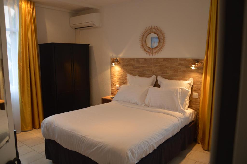 Postel nebo postele na pokoji v ubytování Hotel le Castellamar
